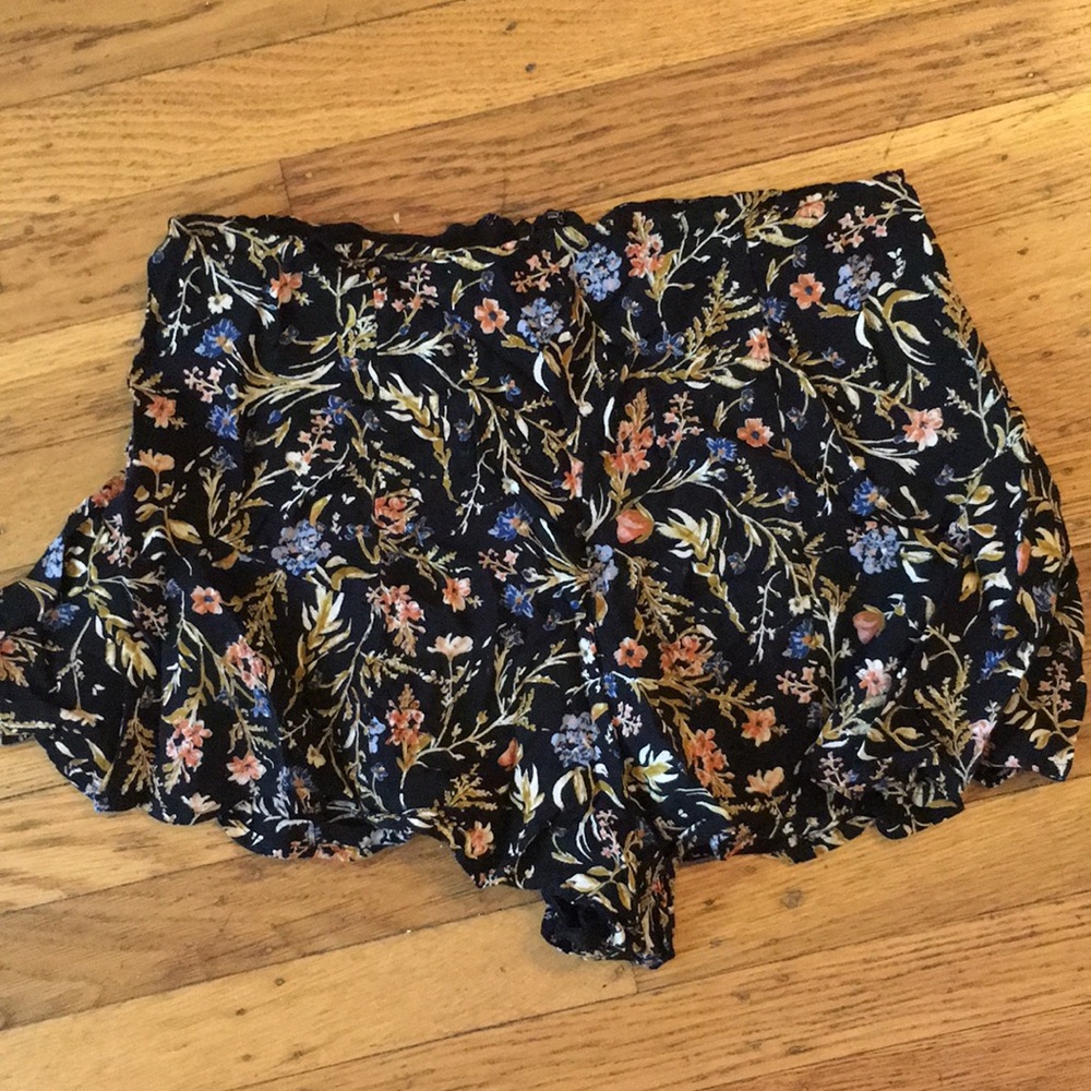Floral shorts. Loose fit.